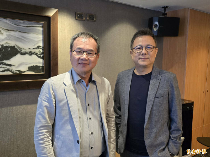 瑩碩上半年虧損收斂，下半年營運將比上半年好。圖左為瑩碩董事長王建治、右為總經理顏麟權。（資料照）
