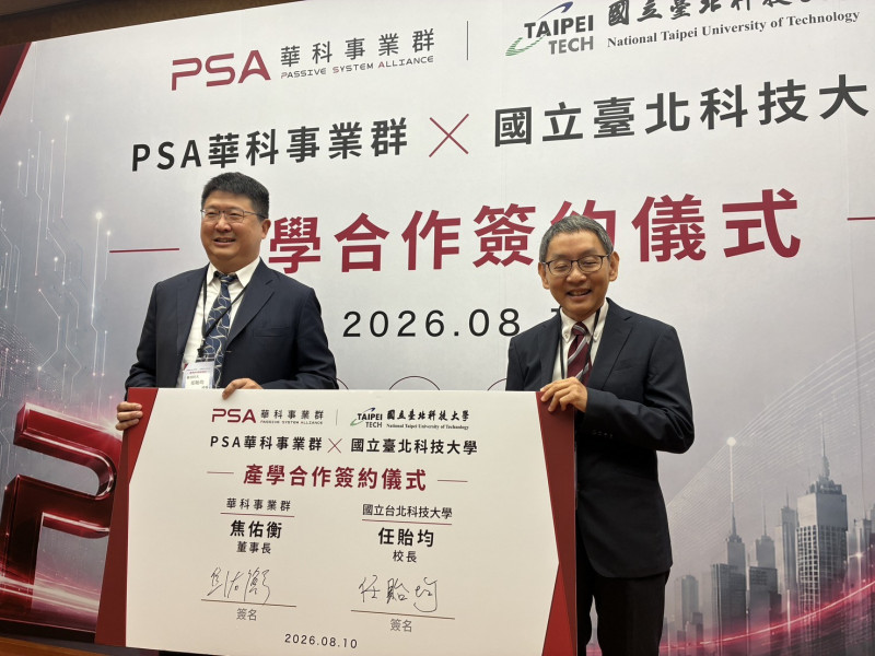 華科集團事業群今日與北科大簽屬產學合作計畫，華新科董事長焦佑衡（右）親自率領高層主管出席。（記者張慧雯攝）