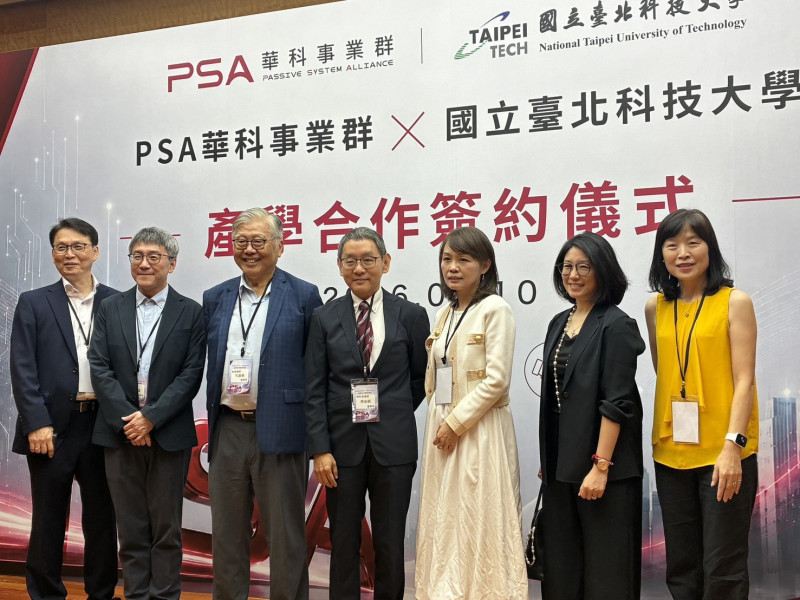 攜手北科大啟動AI產學合作，華新科董座焦佑衡（右四）表示，企業要想辦法吸引全球人才來台。（記者張慧雯攝）