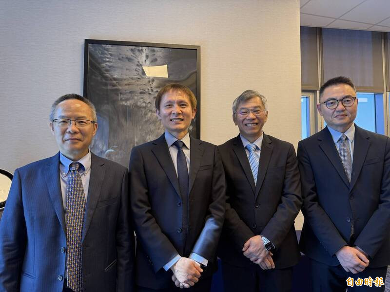 左起為天虹創辦人暨執行副總羅偉瑞、董事長暨總經理黃見駱、執行長易錦良、副總經理張富華。（資料照）