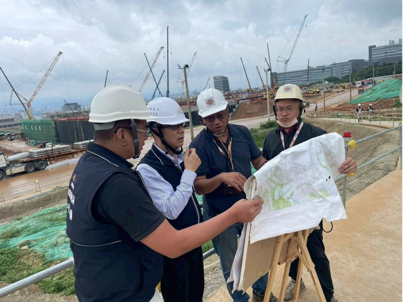 台中市經發局長張峯源（左二）日前赴台積電中科二期擴建案施工現場了解進度。（經發局提供）