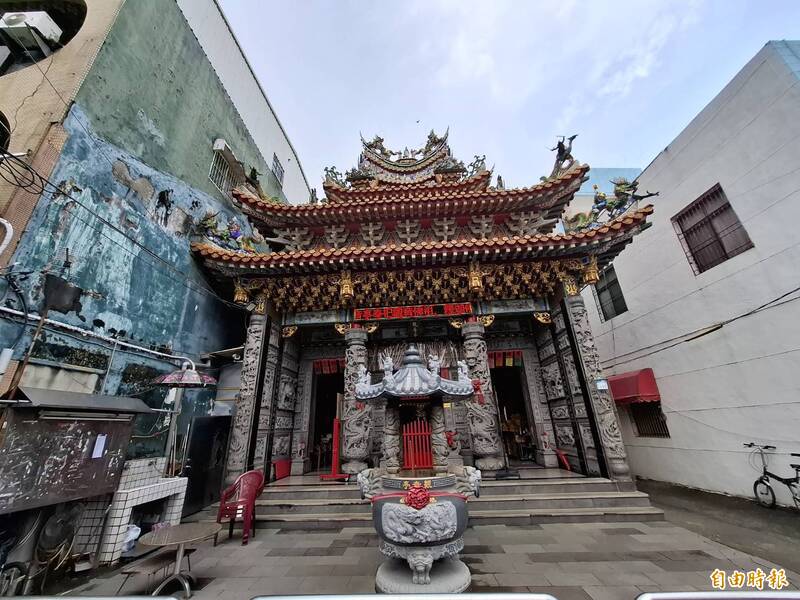 林聰吉每日出門或返家，必定信步到大湖長壽宮，向觀世音菩薩合十祝禱。（記者蘇福男攝）