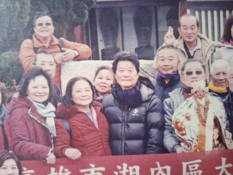 大湖長壽宮牆上，至今還張貼著一張林聰吉（中）10幾年前隨進香團前往浙江普陀山不肯去觀音院謁祖的合影。（記者蘇福男翻攝）