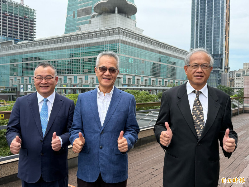 穎崴董事長王嘉煌（中）、執行副總陳紹焜（左）、財務長李振昆（右）。（資料照）