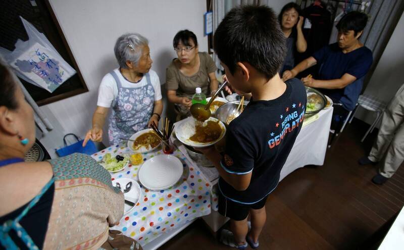 兒孫返鄉變惡夢！76歲阿公阿嬤累到怕了：留滿屋垃圾、只顧滑手機