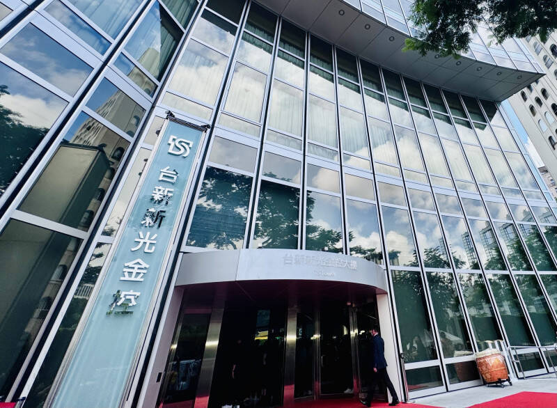 台股下跌548點!投信獨寵這檔金融 8天狂買逾10萬張