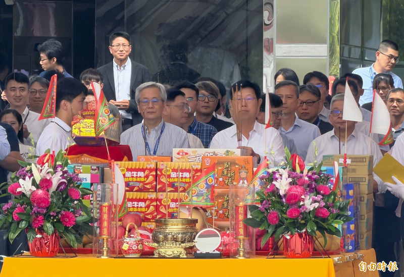 鴻海土城總部中元普渡 董事長劉揚偉率領高層祭拜