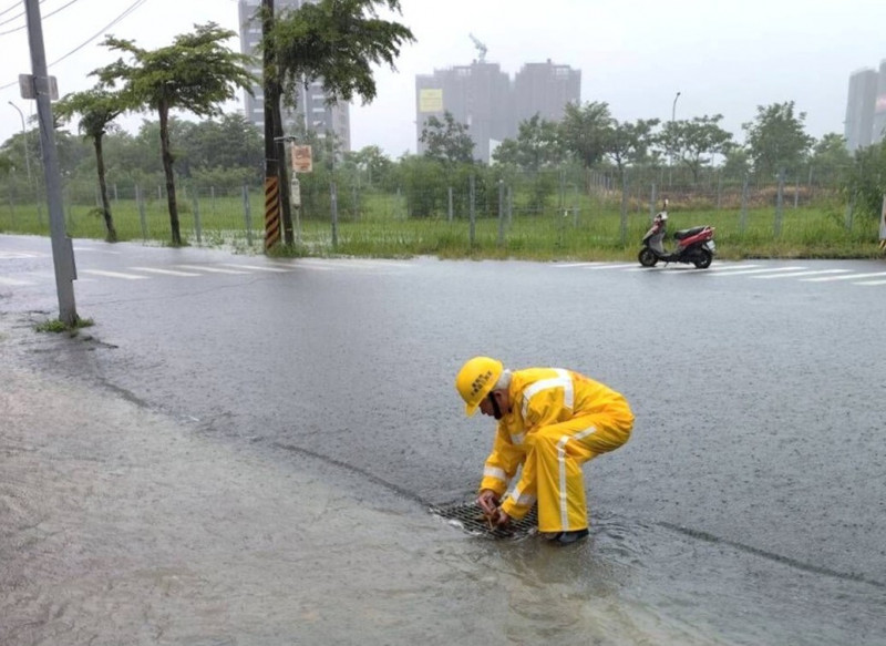西南風豪雨狂炸 經部應變小組升至二級開設