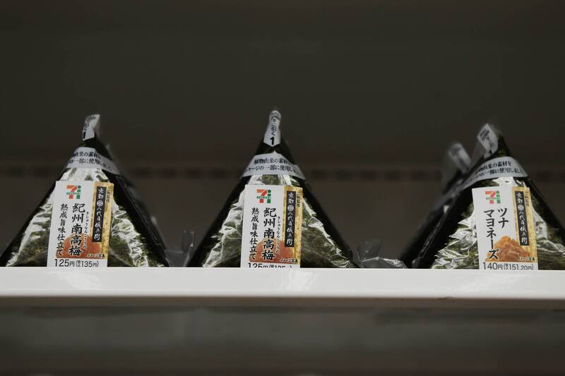 日本超商飯糰殺價戰開打!7-11、全家和Lawson降價幅度一次看