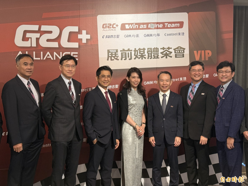 均華總經理石敦智（左二）、均華董事長梁又文（左三）。（記者林薏茹攝）