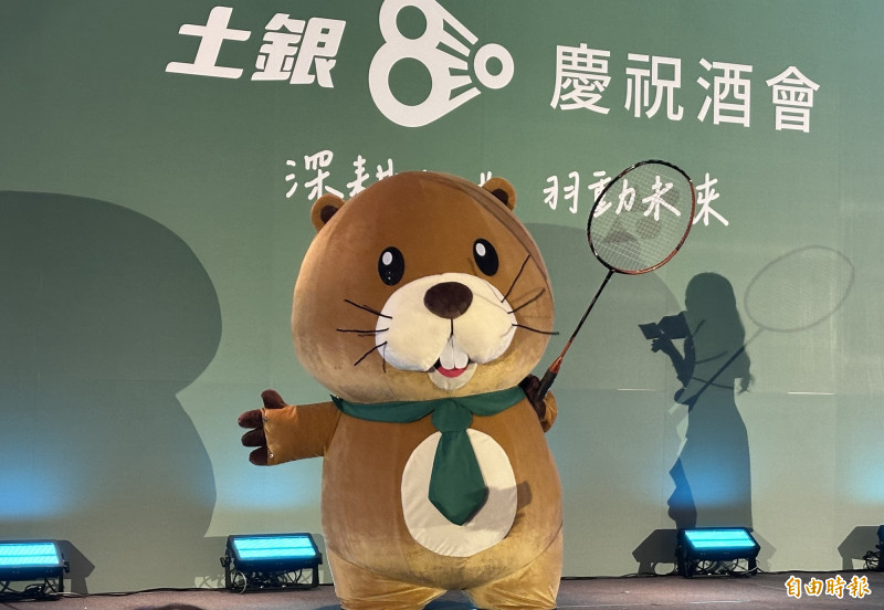 土銀80周年推全新吉祥物「撥比」亮相 化身羽球特展推廣大使