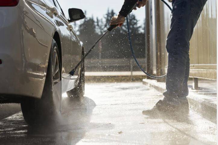 洗車也要挑時間?專家示警「這溫度」最危險 白色水痕恐洗不掉