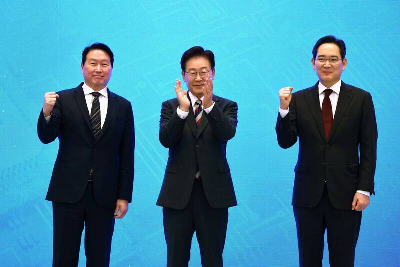 南韓三星電子、SK海力士，拒絕預付5年25兆韓元電費。圖為三星會長李在鎔（右）、SK會長崔泰源（左）和總統李在明（中）合影。（彭博）