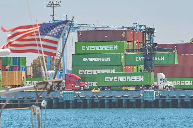 美國港口堆放長榮海運（EVERGREEN）貨櫃。（美聯社資料照）
