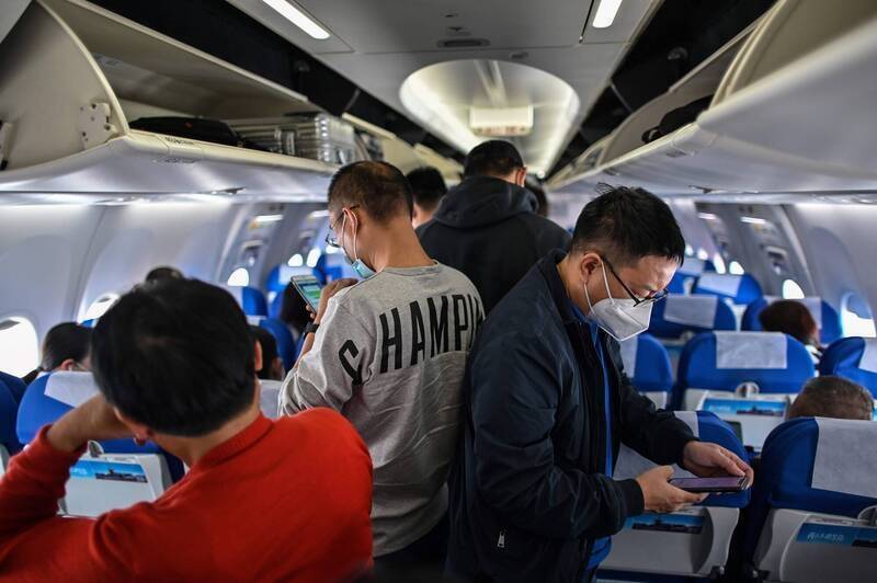 飛機安全帶不要用毛毯蓋住!搭機「5大NG習慣」恐惹麻煩