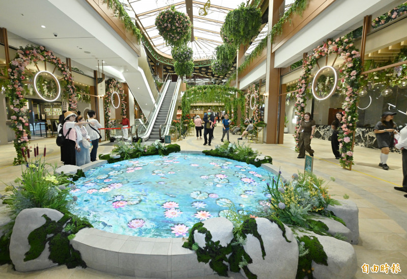 遠東SOGO大巨蛋商場Garden City「莫內花園」挑高庭園造景設計,消費者猶如置在歐洲的宮廷花園。(記者田裕華攝)