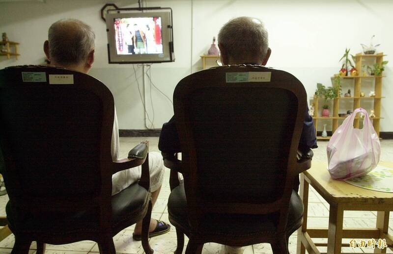 67歲阿公退休後沒事做、整天吃飯睡覺看電視！下場變這樣