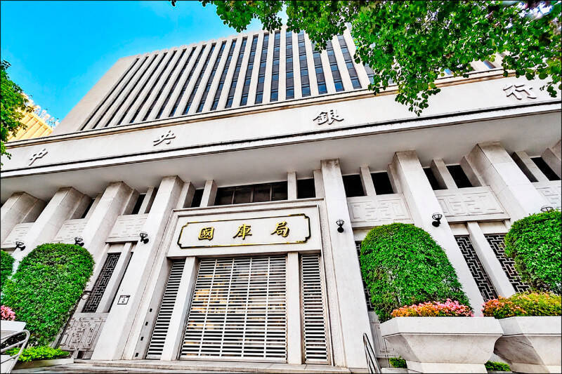 央行連10凍!上修全年經濟成長率至11.48%、通膨率破2%。(資料照)