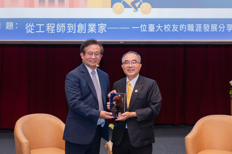 台大椰林講座 信驊董座談AI時代職涯選擇的3層思考