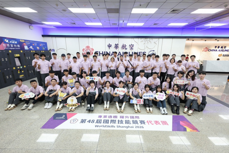 國際技能競賽我代表團啟程 勞長洪申翰親赴機場為國手打氣 國際技能競賽我代表團啟程 勞長洪申翰親赴機場為國手打氣