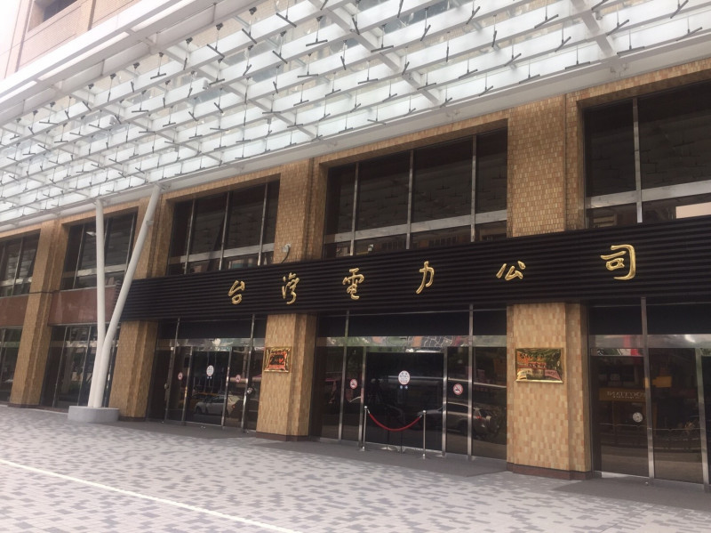 針對南部發電廠發生鹽酸槽維護事故,台電說明,11名人員送醫,供電正常不受影響。(記者林菁樺攝)