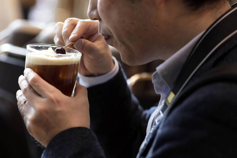 退休後收入減少，日常生活中的小額支出更不能輕忽。（彭博）