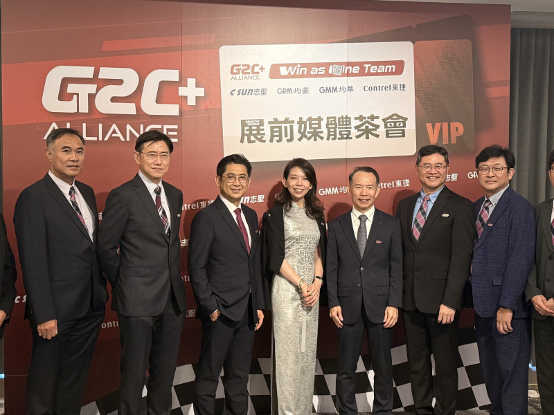 均華總經理石敦智（左二）、均華董事長梁又文（左三）（資料照）