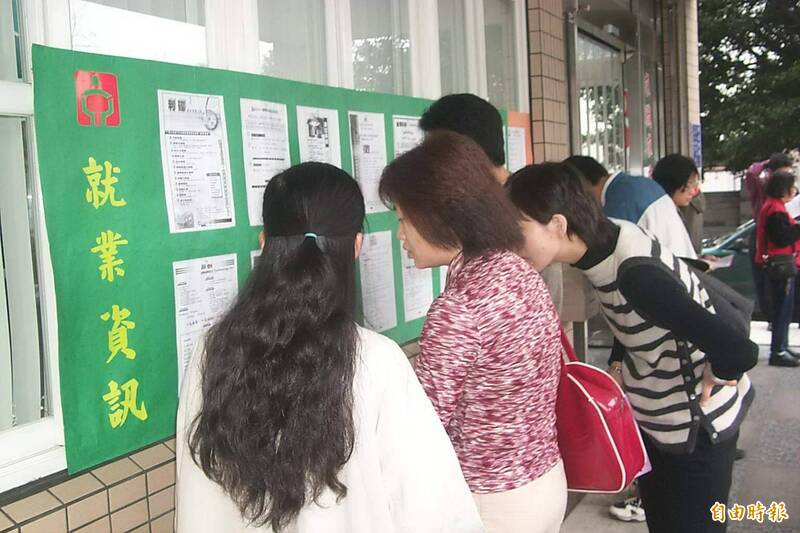 看著自己的新鮮人孩子展翅高飛、踏入職場世界，可能令人感到緊張不安，但專業人士給父母一項重要建議：別急著插手。（資料照）