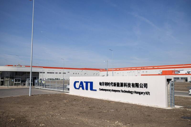 圖為寧德時代位於匈牙利德布勒森（Debrecen）的新電池工廠，目前該廠已開始進行電池模組生產，完整建成後將成為寧德時代在中國以外最大的生產基地。（彭博）