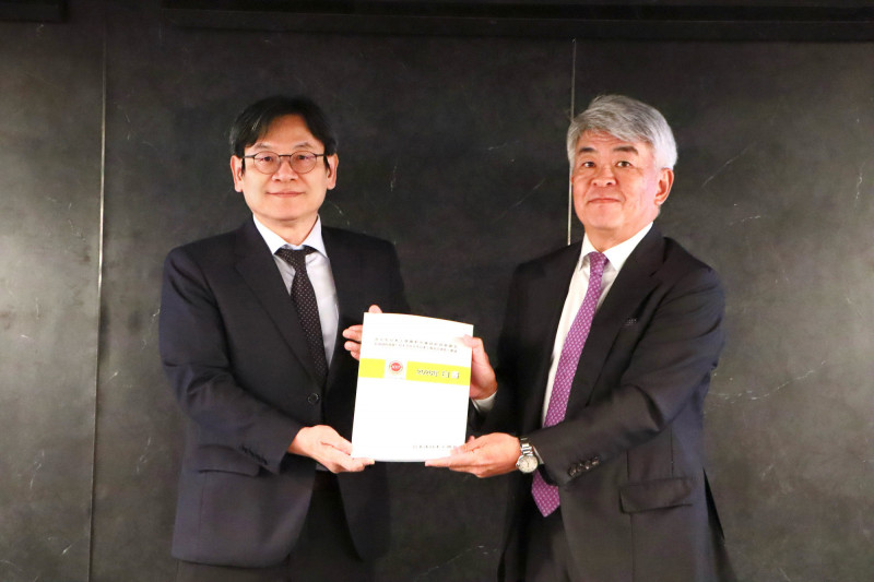 台北市日本工商會今(7)日發表「2026年白皮書」,國發會主委葉俊顯(左)受邀出席致詞並代表政府接受。(國發會提供)