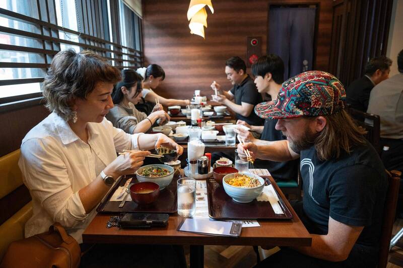 旅遊時品嚐當地料理是融入目的地文化的一種簡單方式。示意圖。（法新社）