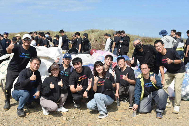 台灣美光銅鑼廠員工及夥伴，前往後龍鎮淨灘。（苗栗縣環保局提供）