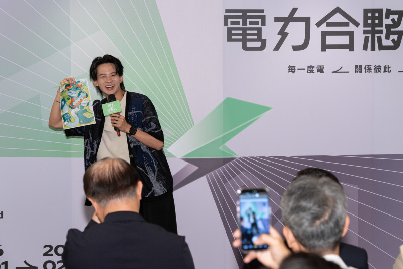 本屆傳達設計類評審團召集人、物以類聚視覺整合創辦人子麵分享，第26屆首獎作品《生活用電明細》用發票帳單的金額呈現用電度數，把日常花費和用電意識相結合的概念十分精妙，讓艱深電力議題變得淺顯易懂。（台電提供）