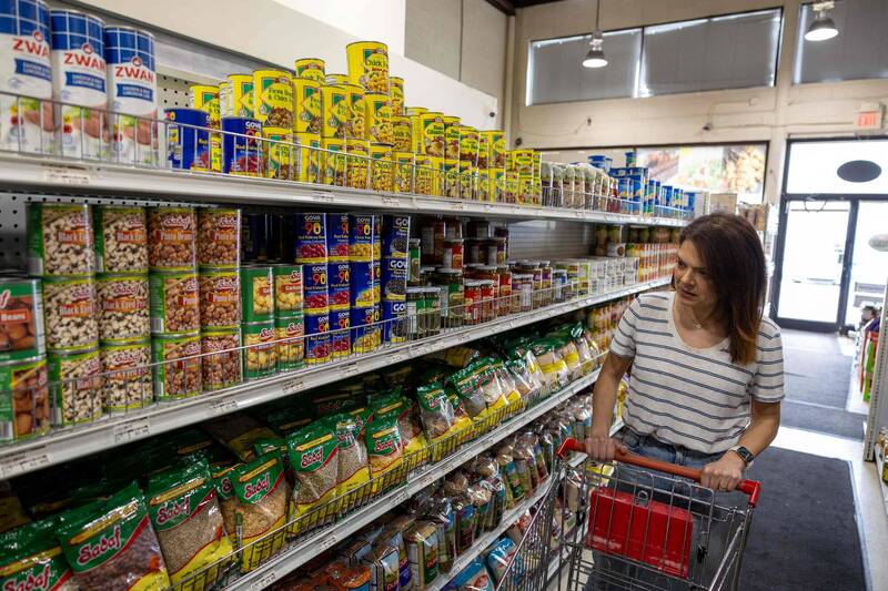 美國8月零售銷售月增1.2%，顯示消費動能穩健。（法新社）