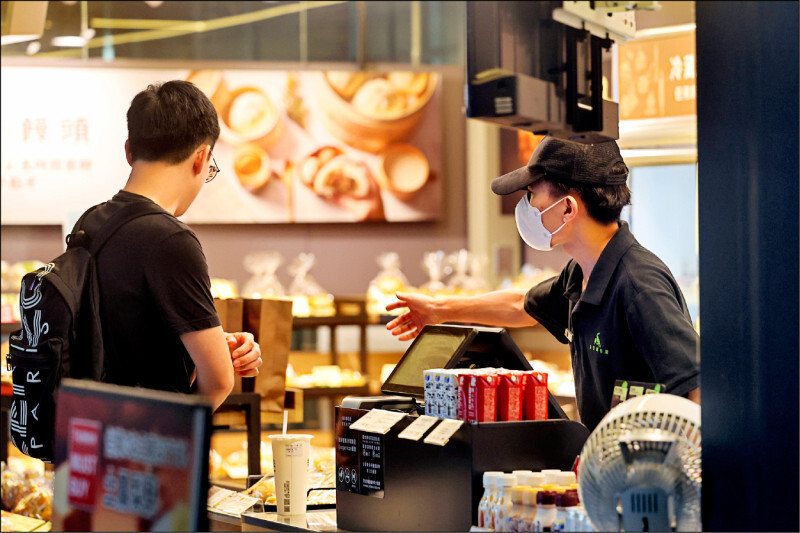 餐飲、零售、便利商店等第一線服務業面臨缺工嚴重問題。台北市商業會理事長王令麟建議政府研議更有彈性的外籍人力與外籍學生工作制度，可以台北市作為試點。（中央社）