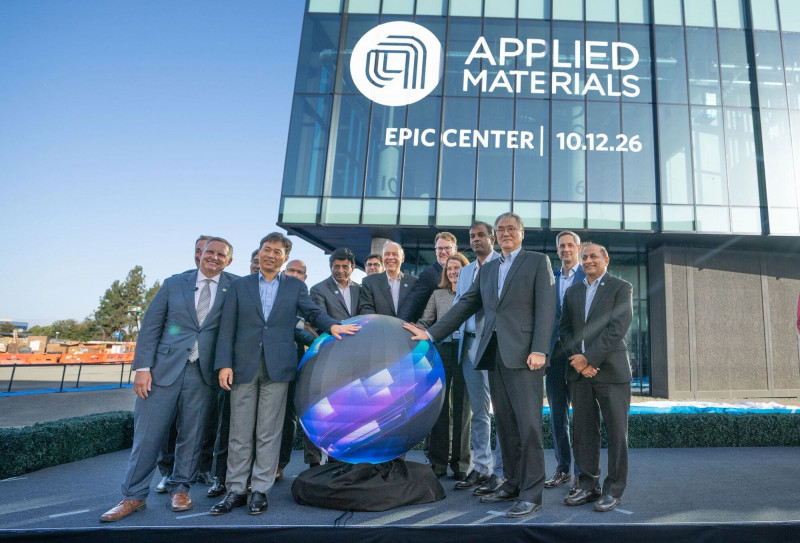 應用材料12日正式揭幕設備與製程創新暨商業化（EPIC）中心，多家EPIC中心合作夥伴企業領袖出席揭幕活動。（應材提供）