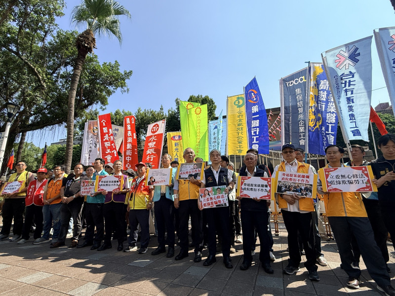勞團要求修法提高勞退提繳率，今砲轟朝野立委無心修法欺騙勞工。（五一行動聯盟提供）