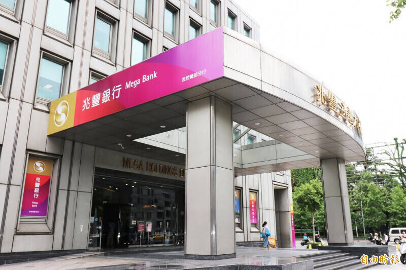 台股暴跌960點，投信狂買238億卻連6砍兆豐金3.31萬張。（資料照）