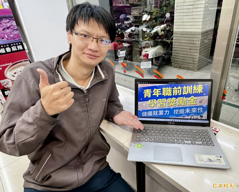 李育昇在勞動部職訓資源與學習獎勵金支持，成功跨域職場。（記者劉婉君攝）