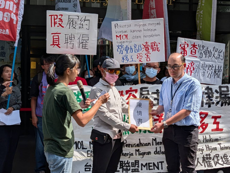 MENT台灣移工聯盟、台灣人權促進會今日至勞動部陳情,由勞發署跨國勞動力管理組第二科代理科長葉宥亨代表接受陳情書。(勞動部提供)