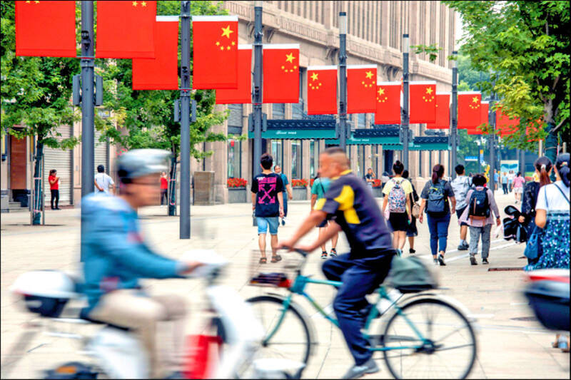 外媒揭中國經濟的另一個警訊，消費信貸下降。（彭博資料照）