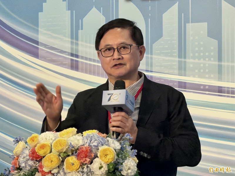 童子賢今日出席東元電機70週年活動演講指出,台灣土地面積有限,陸域風電及太陽能發展受到土地條件限制,若擁有更大的國土面積,就能積極發展光電與陸域風電。(記者方韋傑攝)