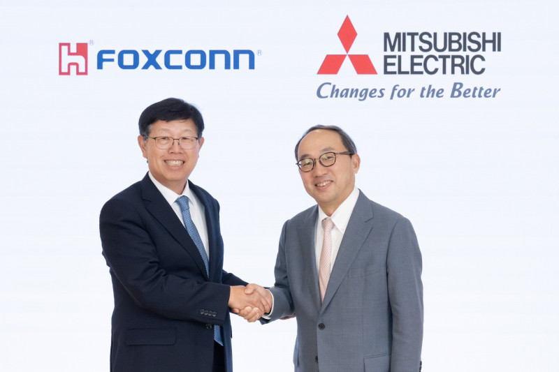 鴻海董事長劉揚偉（圖右）今日與三菱電機簽署合作協議。（鴻海提供）