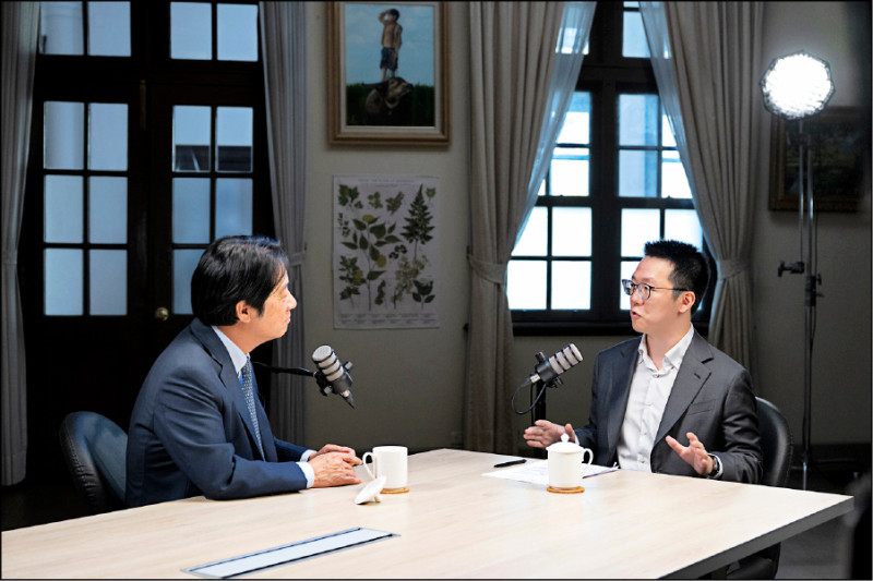 賴清德總統接受財經節目主持人游庭皓專訪談台灣經濟。(總統府提供)