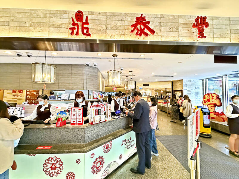 新竹因科技業高薪磁吸人才，導致連鎖零售與餐飲業面臨嚴重缺工潮，出現「有心開店、無人可用」的困境。（記者楊雅民攝）