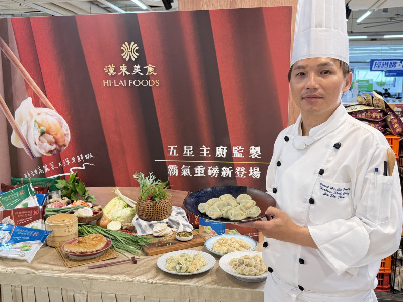 以漢來海港BUFFET崛起的漢來美食(1268)跨入零售市場,拓展宅美食商機,今天宣布推出「漢來五星水餃」,除透過自有購物商城及多元線上平台銷售外,即日起進駐全台「萬家福」量販通路,實現「線上方便訂、線下隨時買」的全通路布局。(記者楊雅民攝)
