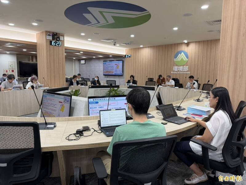 環境部今舉行「通霄至大潭第二條海底輸氣管線興建計畫環境影響說明書」專案小組第2次初審會議，環委決議補正再審。（記者楊媛婷攝）