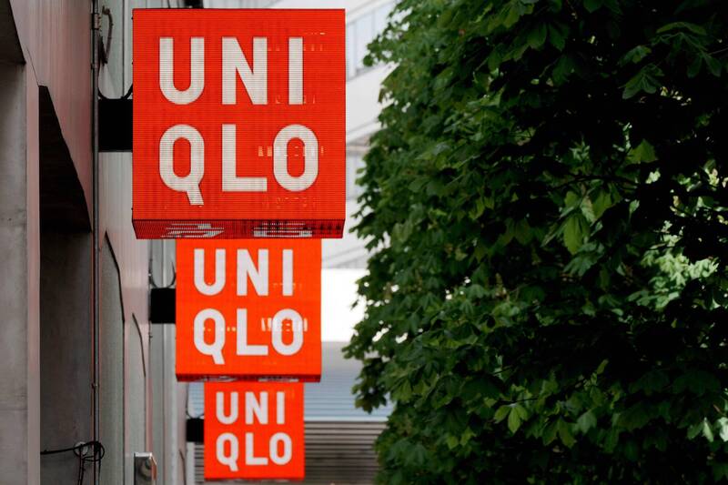 UNIQLO店員在顧客試穿完畢後，會以「試穿辛苦了」表達禮貌，不過讓網友對此感到尷尬，意外引發網友熱議。（法新資料照）