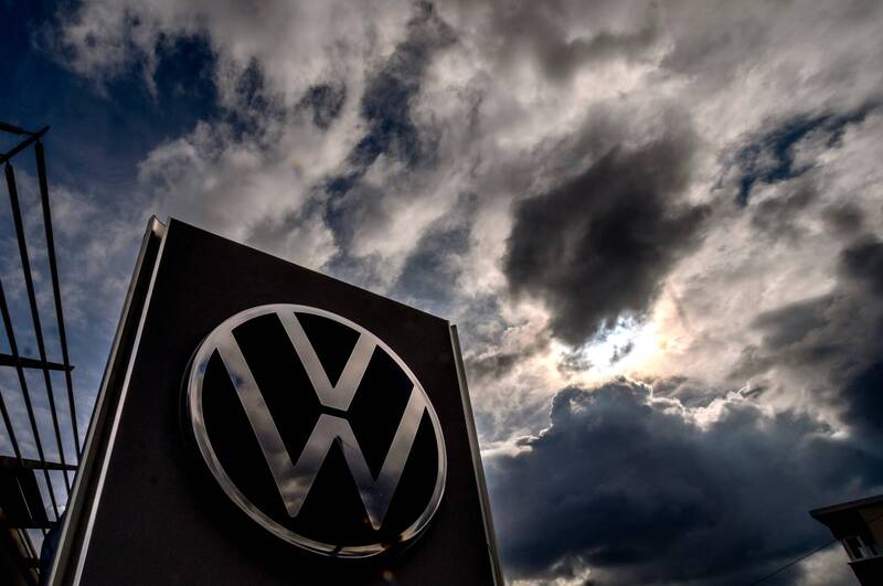 德國汽車巨頭福斯（Volkswagen）傳出打算凍結全球66萬名員工的薪資，直到2030年。（美聯社）