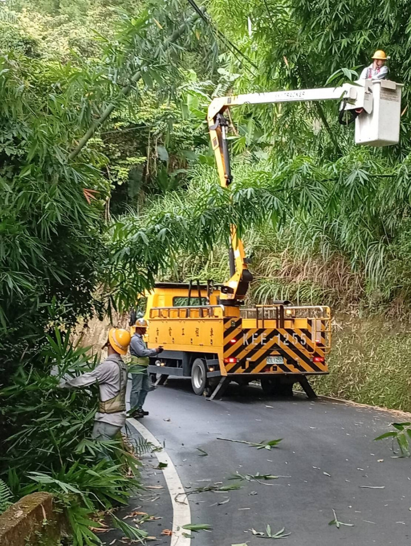 薔琵颱風已導致全台近4.9萬戶曾停電。（台電提供）